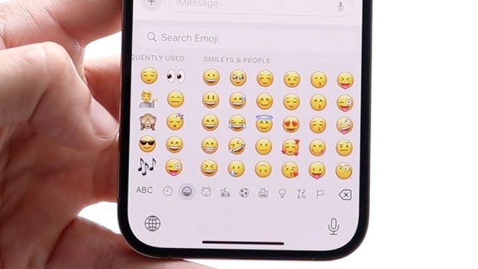 Як користуватися смайликами в WhatsApp на iPhone